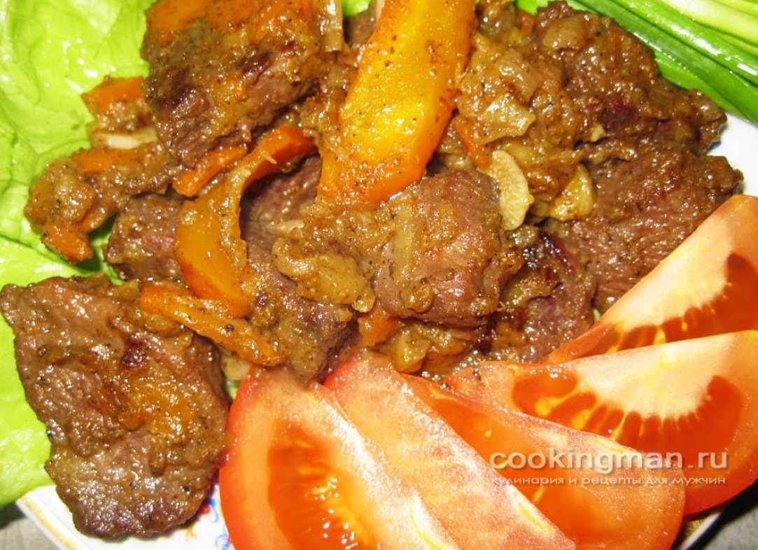 Жаркое из косули с луком и картофелем на чугунной сковороде